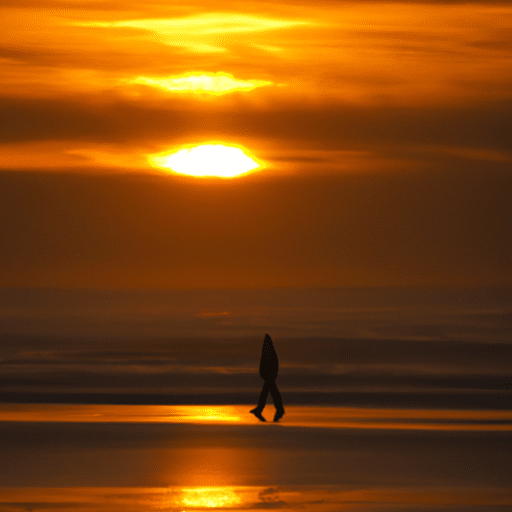 תמונה שלווה של אדם הולך על החוף בזמן שקיעה ציורית.