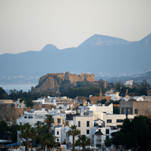 תמונה פנורמית של קו הרקיע של קירניה, עיר מרכזית בקפריסין הטורקית, עם הנמל התוסס והטירה המלכותית שלה.
