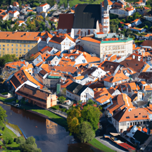 צילום אווירי של העיר העתיקה של צ'סקי קרומלוב, עם נהר הוולטאבה המתעקל סביב הטירה