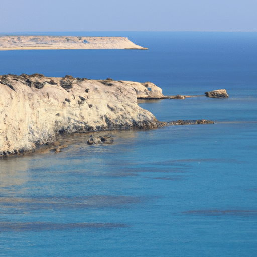 נוף פנורמי של החופים הבתוליים בקפריסין, עם מי טורקיז וחולות זהובים